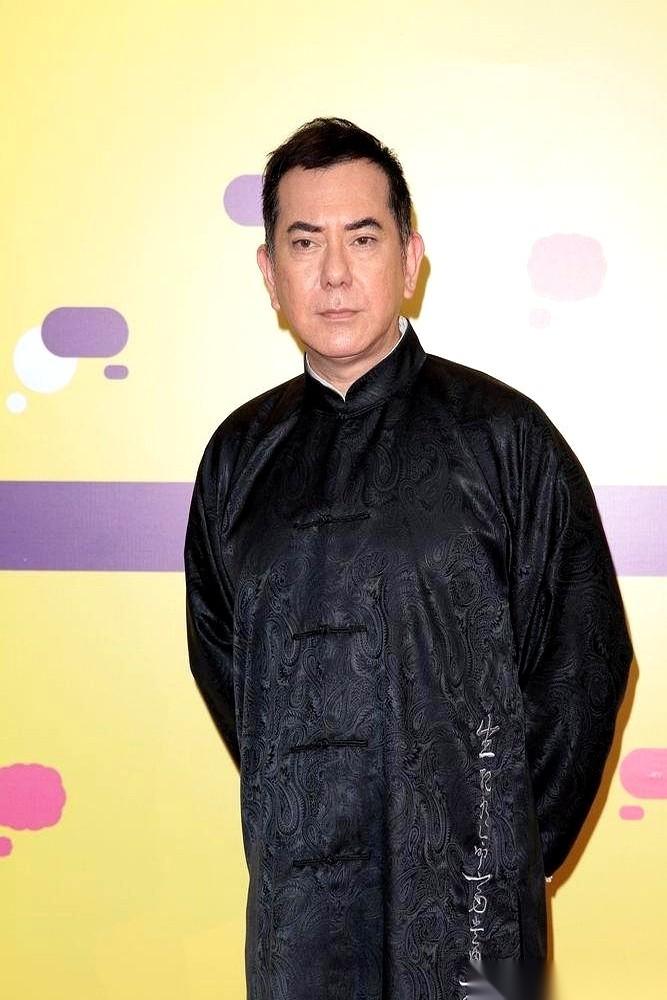 “道歉赎罪，你选谁？黄秋生还是张敬轩？”
这问题一抛出来，空气瞬间拧紧。老黄那头
