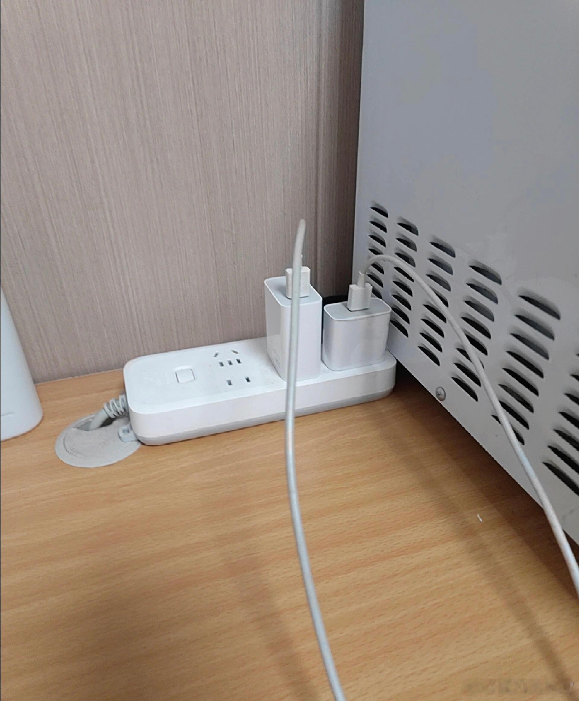 手机充电器千万不要一直插着不拔比较尴尬的点在于，我平时充电头基本都不拔，这些年一