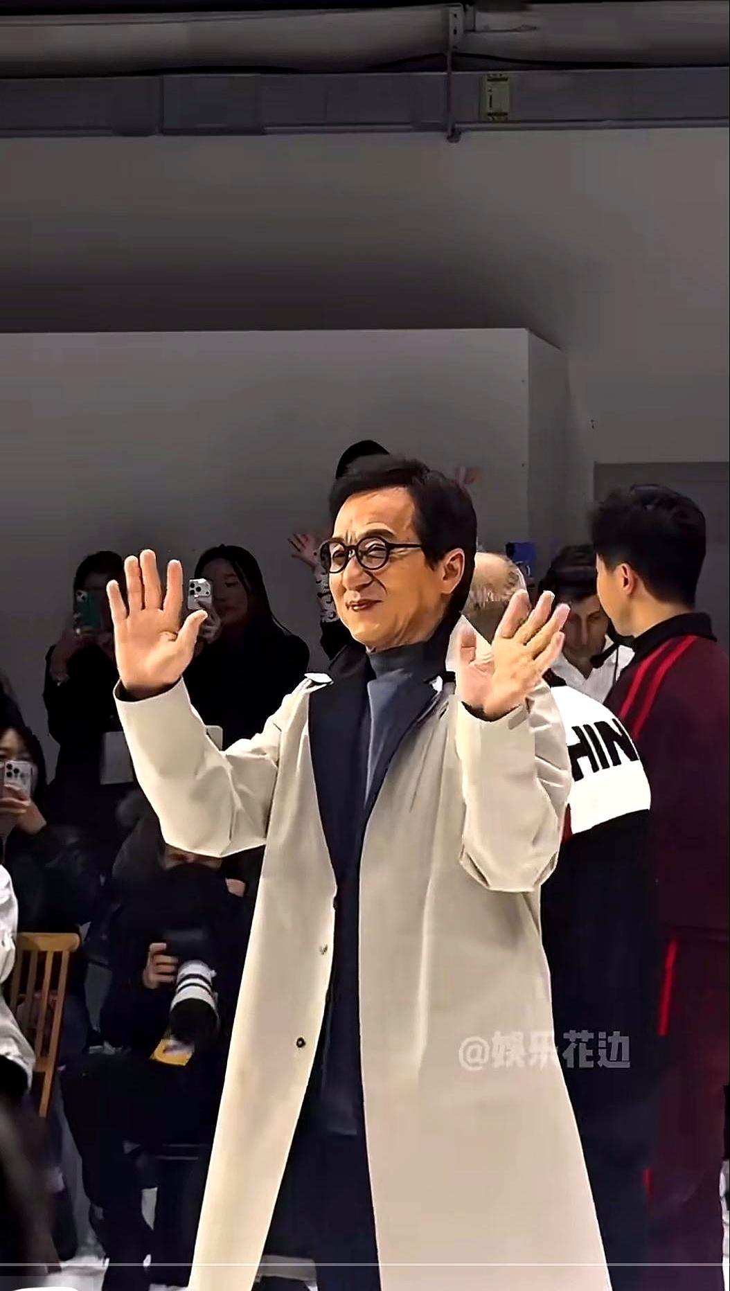 成龙马龙同走秀，31冠球拍递到大哥手里
 
李宁把米兰秀场变成滑雪场，缆车当背景