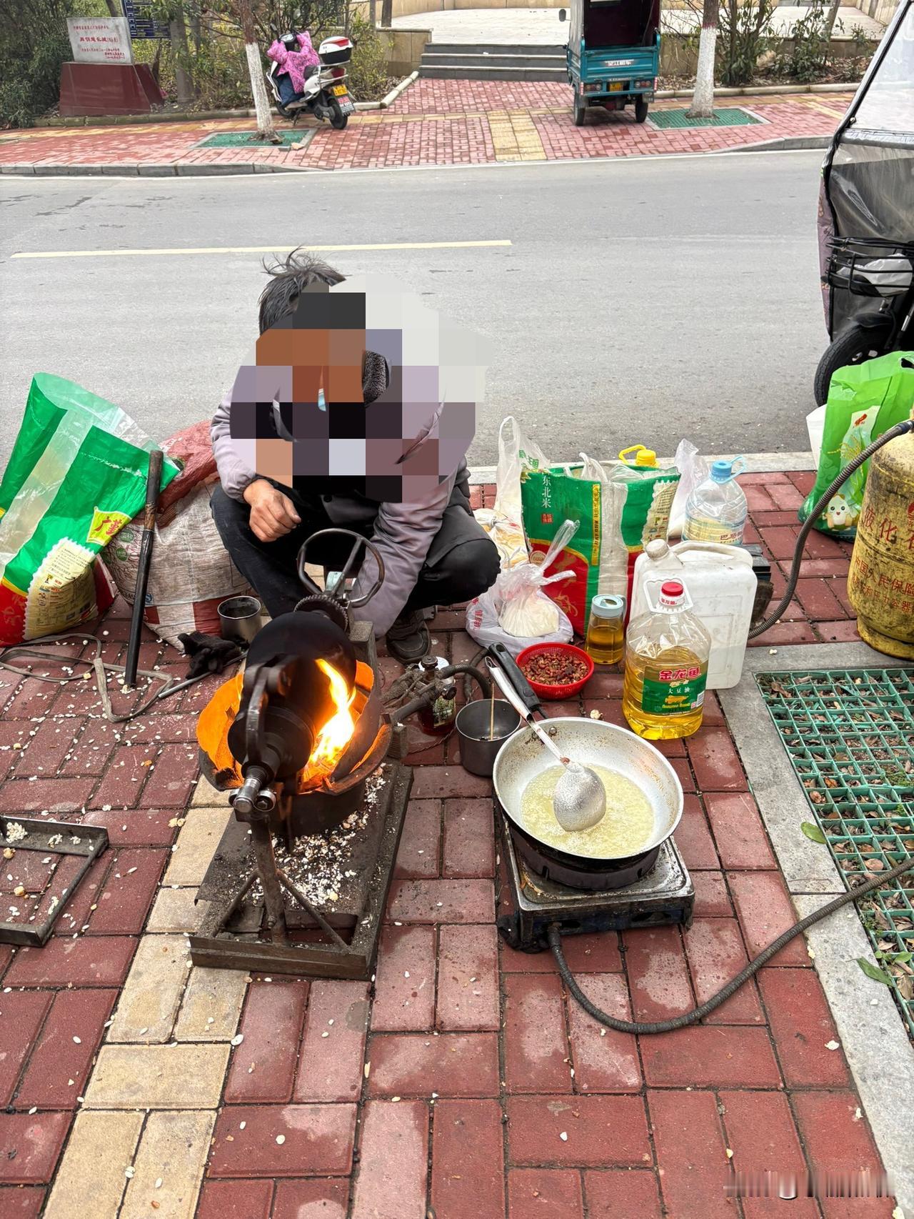 今天找了一波儿时的回忆！
今天下班快到小区的时候，看见路边有个摊子在炸爆米花。