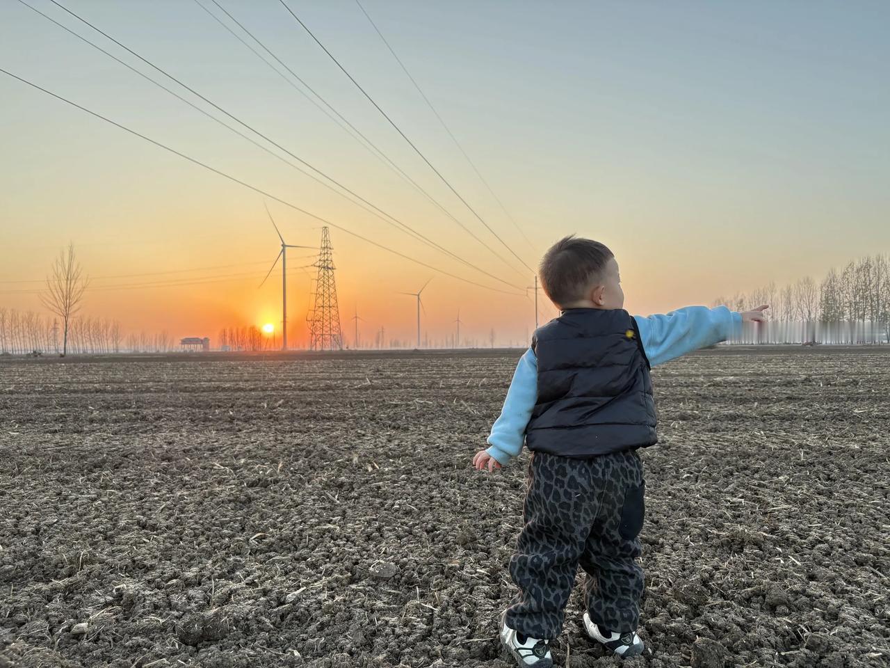 看来农村禁止焚烧秸秆是对的啊
先不说什么大气污染了，这晚上躺被窝里眼睛都熏的睁不
