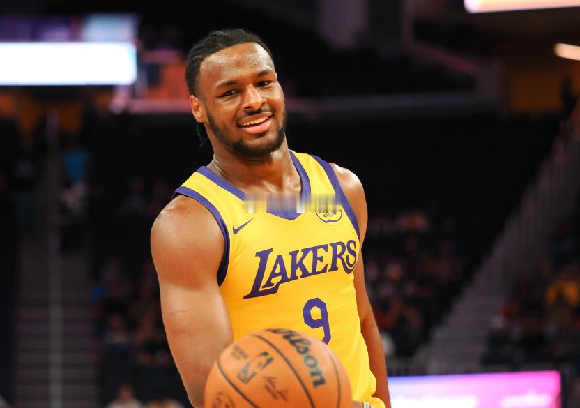 仍需努力！布朗尼季前赛首战12投1中，仅得到8分5篮板今日NBA季前赛，湖人81