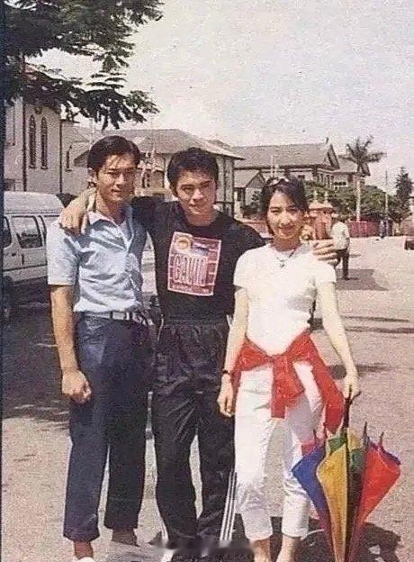 这张照片拍摄于27年前，能认出来三人的，估计都儿女绕膝了吧 