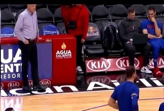 他们曾把洛杉矶点着了。
屏幕里，三个人笑成一张旧照片。
可现实比照片冷得多。
保