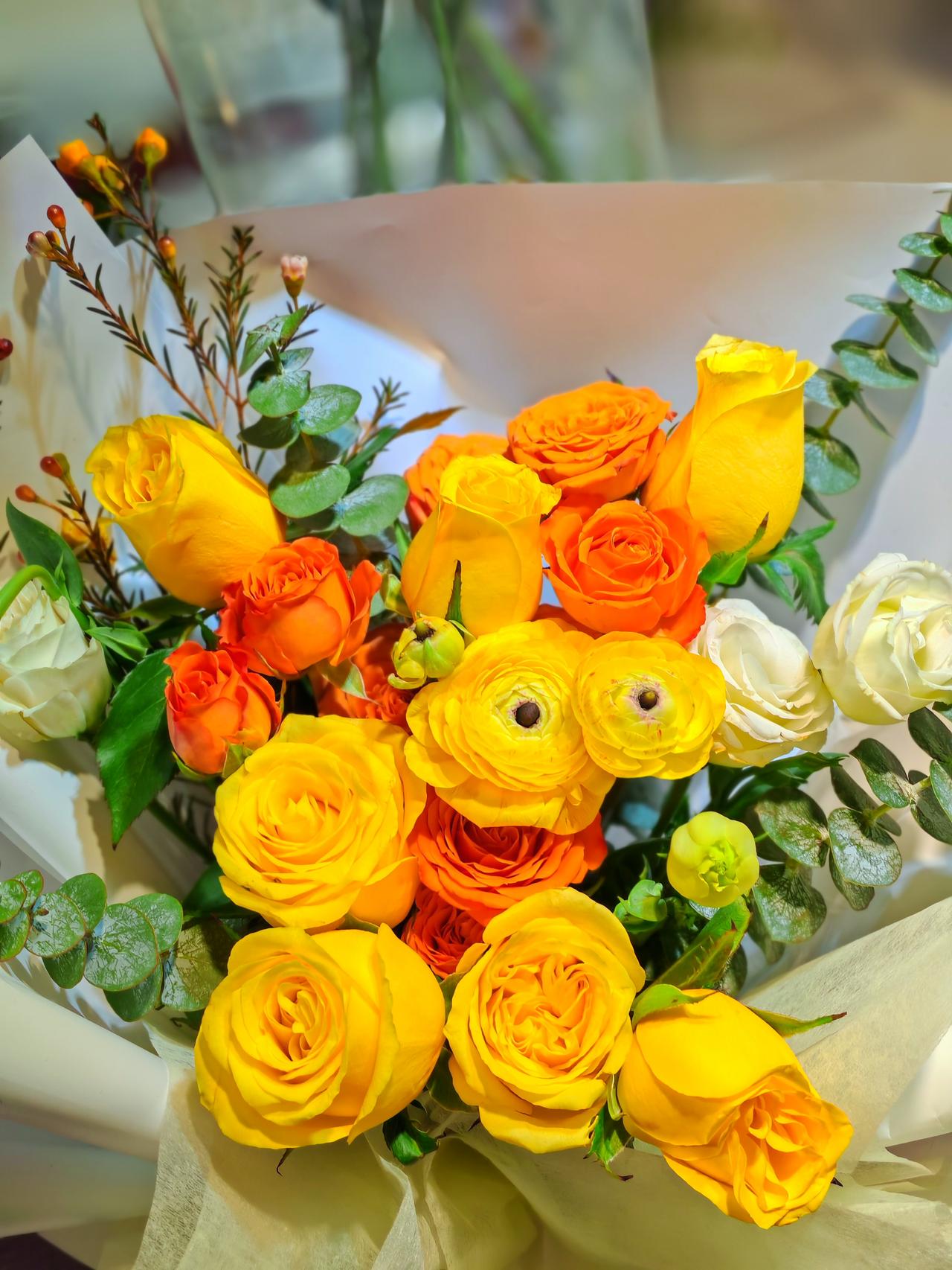 晒图笔记大赛那天陪女儿逛街，路过自助鲜花小店，这些花儿实在太美了。