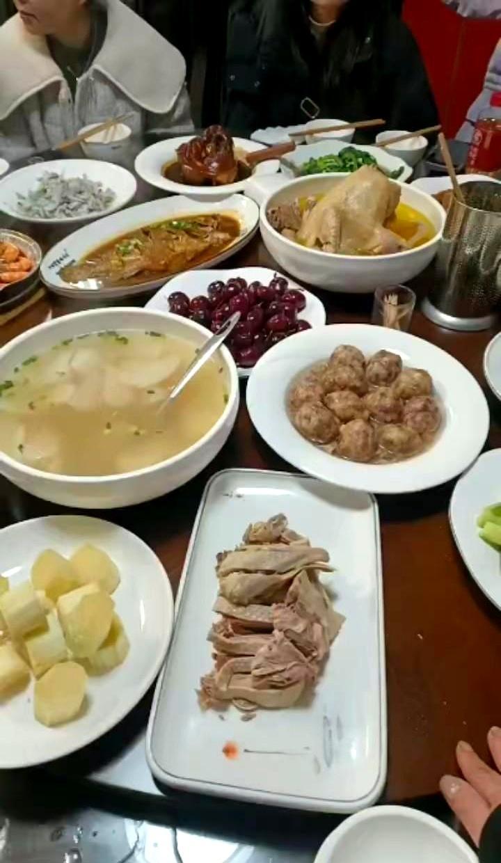 月薪两万的他，倒在同事那杯“面子酒”里。
大年初二，48岁经理被拉去饭局，硬喝到