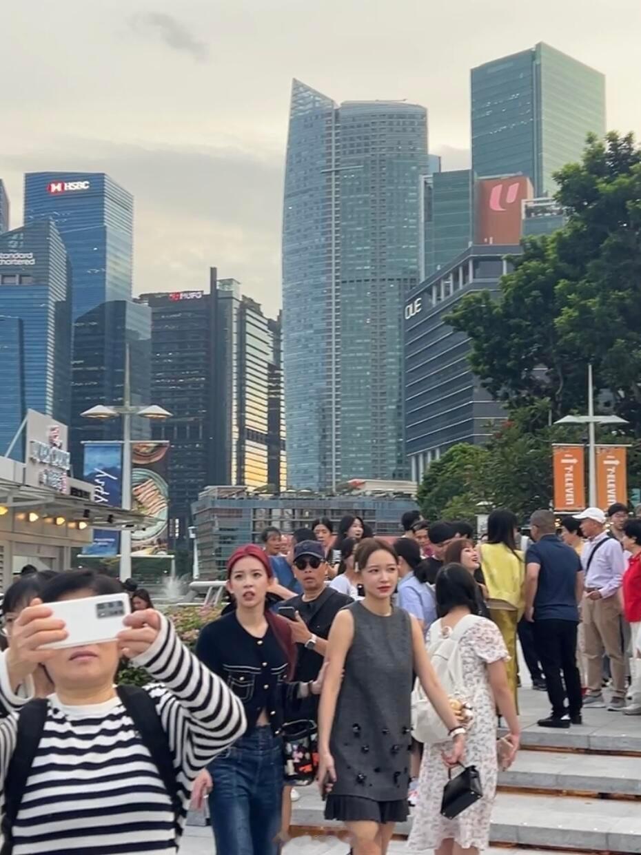 偶遇程潇和妹妹新加坡度假  偶遇程潇程晨新加坡度假  好漂亮呀 