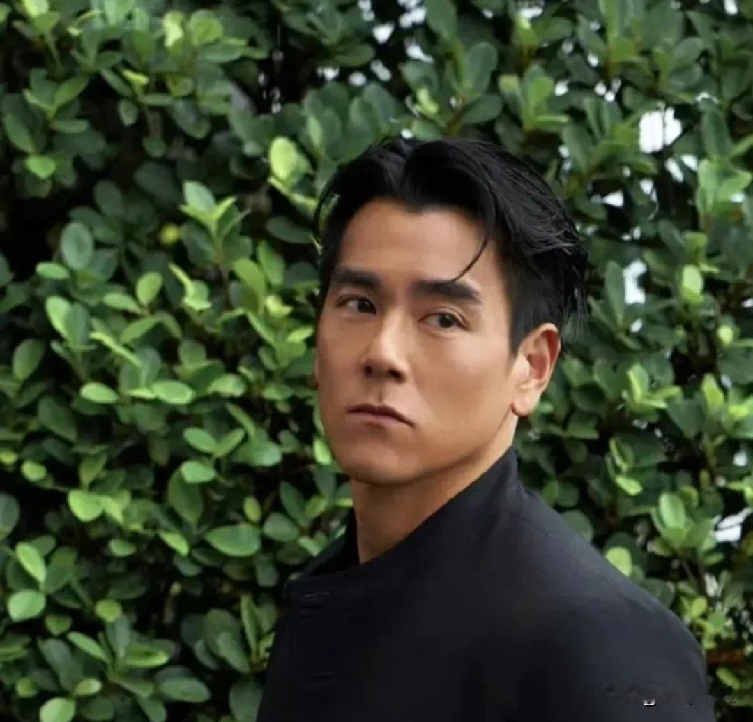 彭于晏说不能凌晨4点开工，因为要睡够8小时。他反问：“谁晚上8点睡觉？”

真有