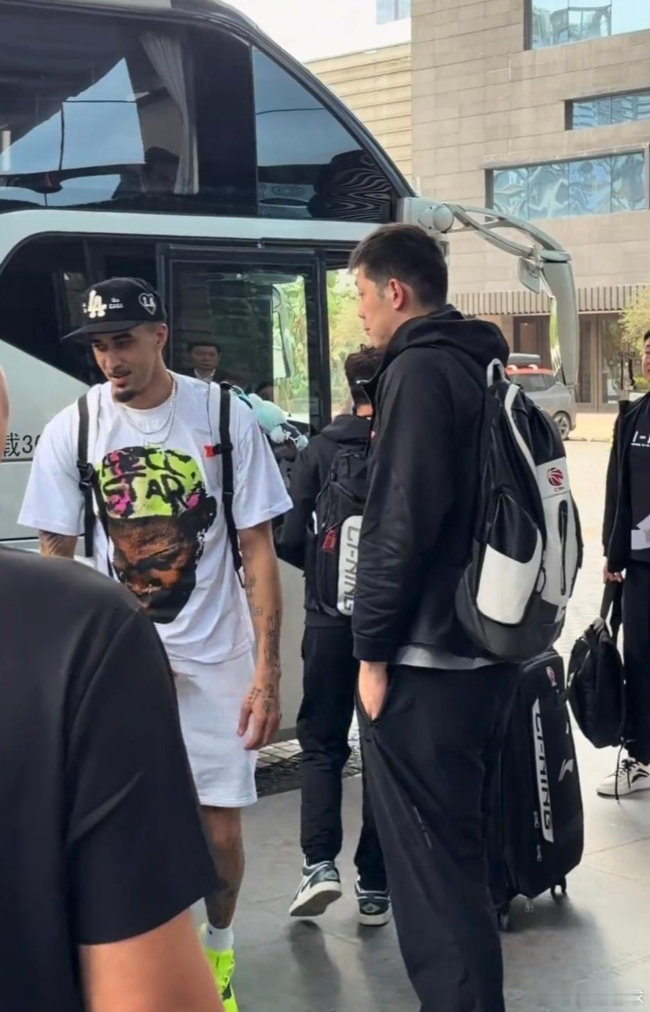 广东男篮下午顺利到达佛山顺德，球队即将在第二主场顺德德胜体育中心对阵宁波男篮，再