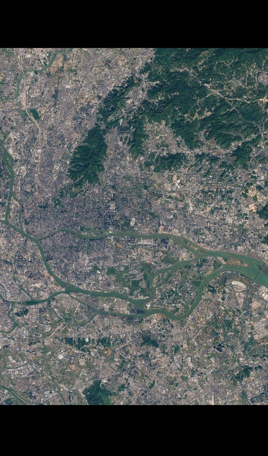 更早时，西关、荔湾、东山属城外，故而南方大厦曾叫城外大新公司。广州市成立时，这些