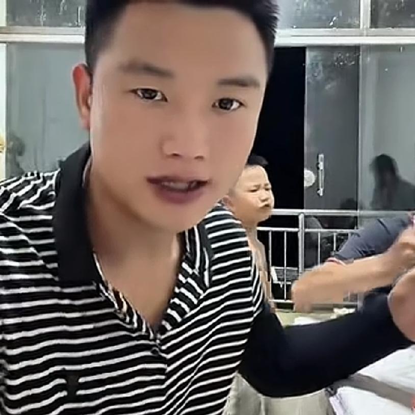 小潘和小秋回到贵州以后，忙着办理宅基地盖房子的手续，小胖和小秋说，本来是想在县城