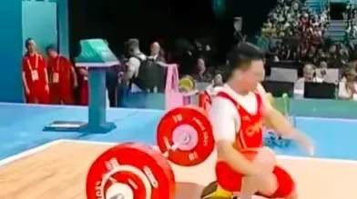 #举重没比完台子要碎了#正在看奥运会举重比赛，我的目光不禁被那看似平凡却暗藏坚韧