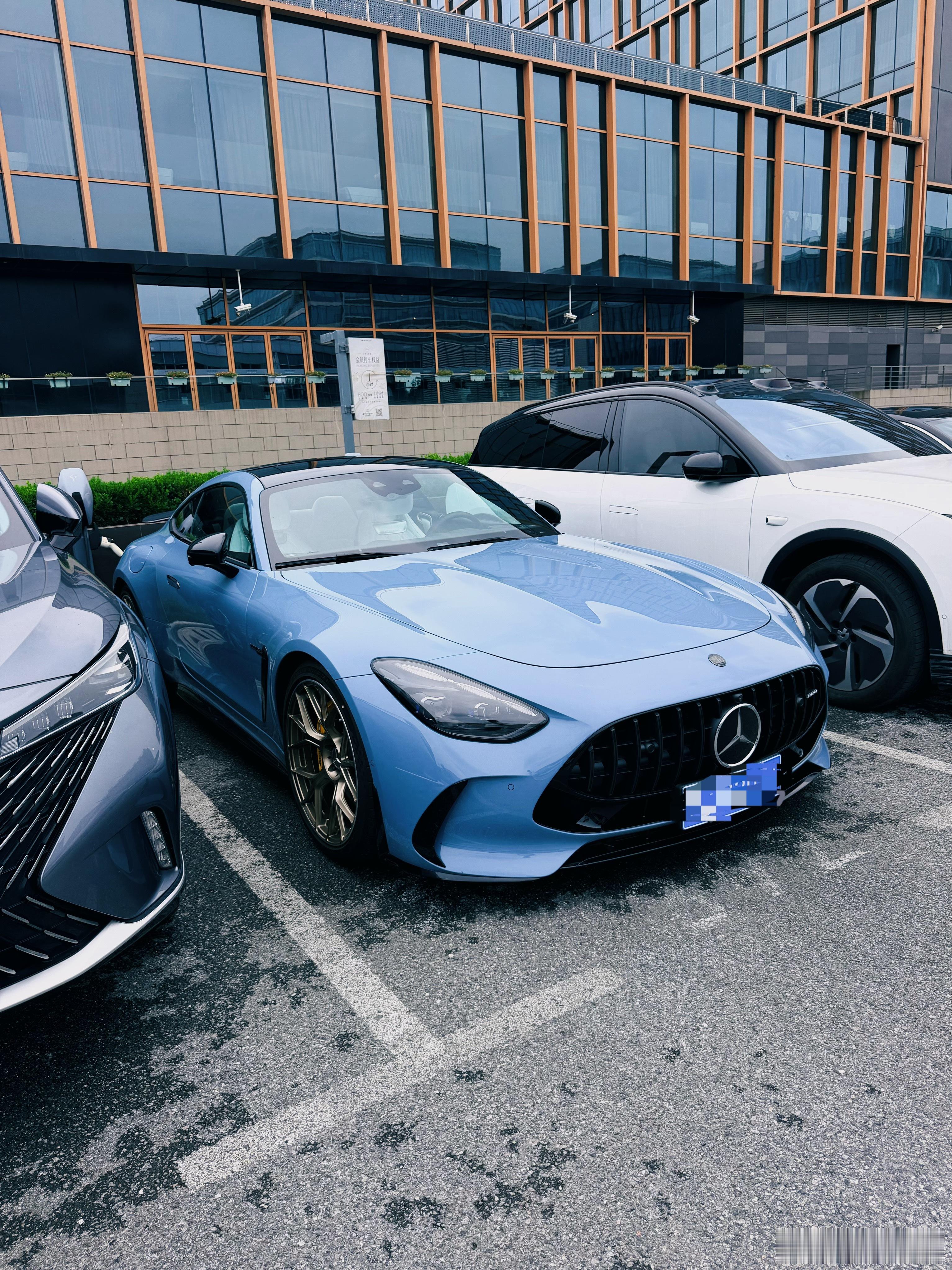 mia的plog时刻 第一次在街头看到全新的 gt63不得不说这位车主的品味在线