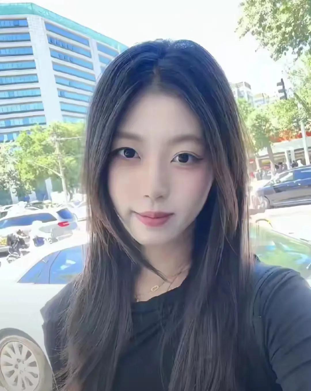 在繁华的都市，林阳与女友晓雪的爱情故事，成为朋友圈里的一段佳话。晓雪，一个美丽得