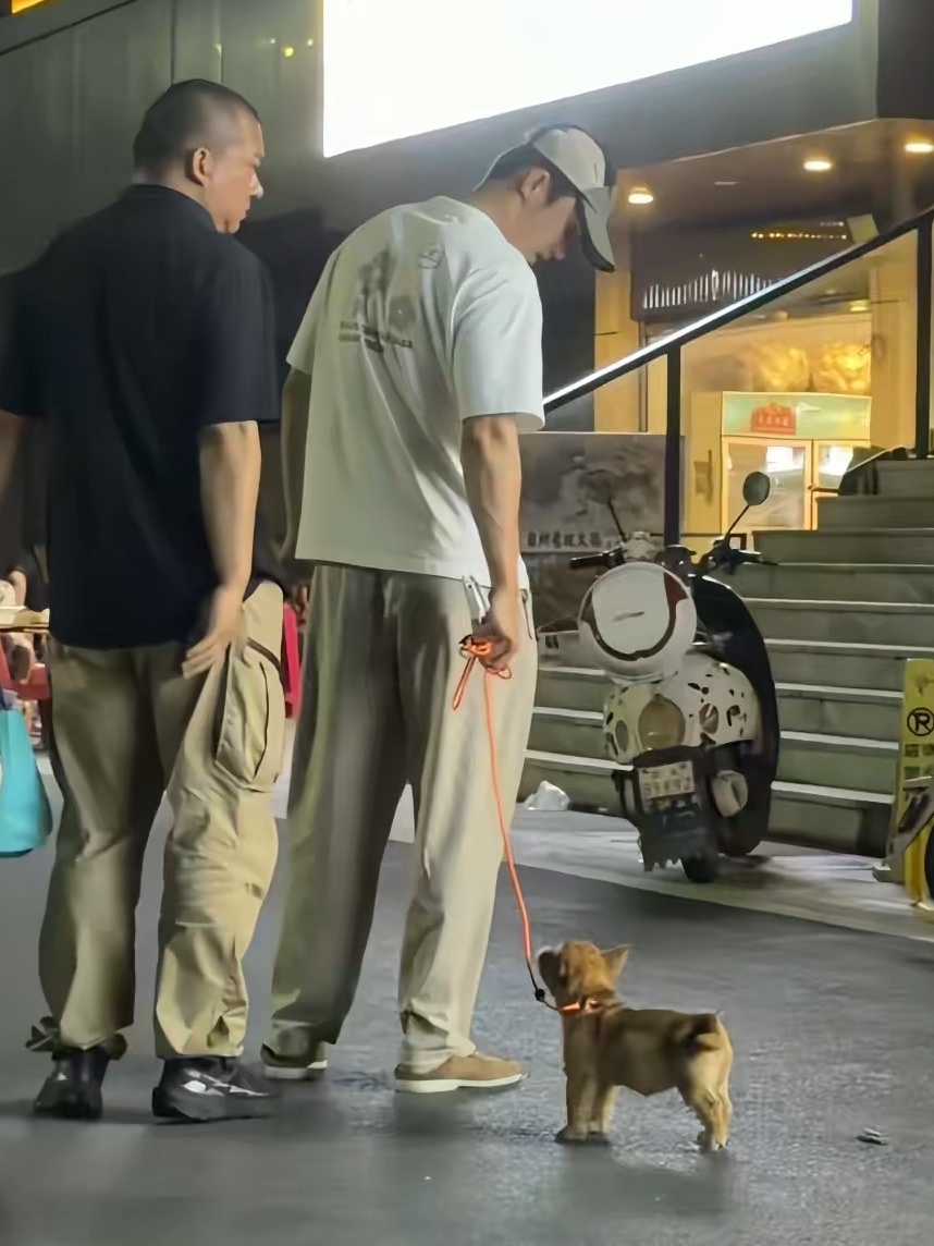 我闺蜜：🐳是把J3留在版纳帮他遛狗了吗？长公主需要信得过的人伺候是吧？（Jus