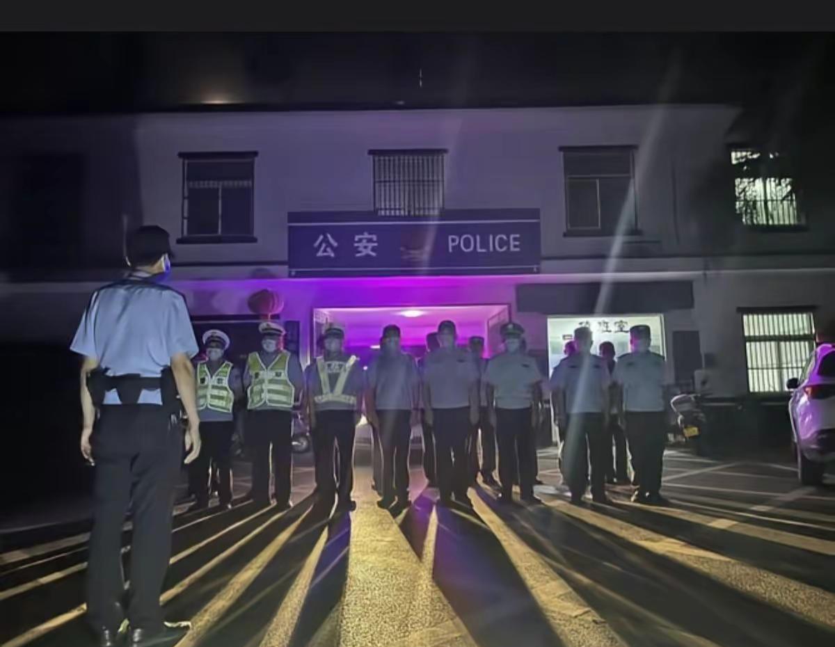 生而为人，谁也不比谁高贵，我从不瞧不起任何人，也从不巴结任何人，在我眼里，善良和