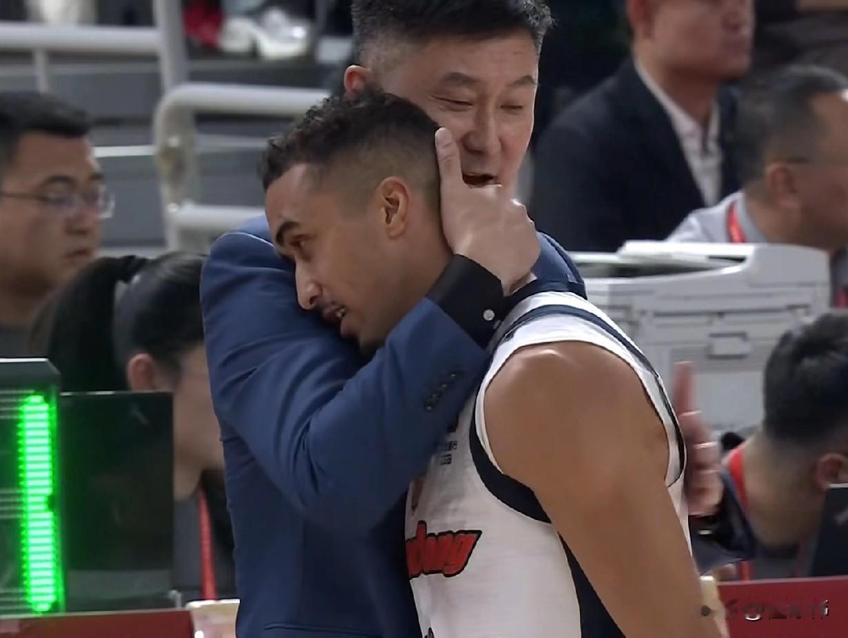 好教练！奎因谈杜锋指导：

“杜锋教练是一个很好的教练。”

“他对所有人都很照