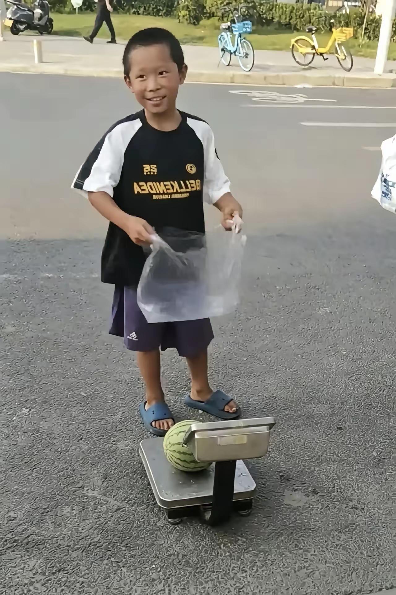 谁能想到，一个刚读完一年级的7岁小男孩，已经扛起了一整个家。
河南开封的硕硕，几
