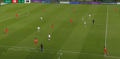 差点回传失误！U23国足后卫刘浩帆这是给门将李昊上了比赛难度啊！
这脚后场的解围