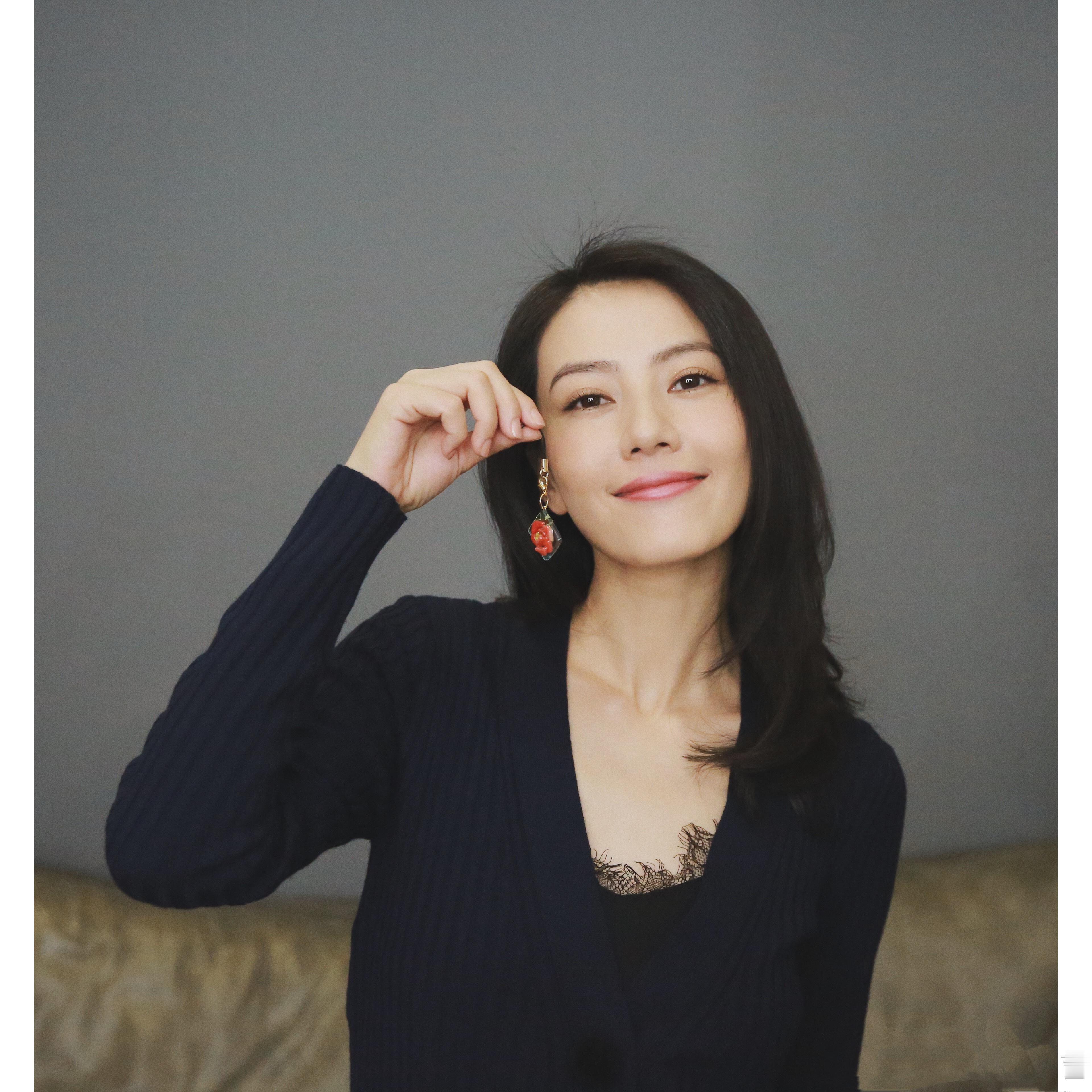 咱就是说，刚被姐姐的温柔氛围感狠狠治愈，转头就被邮轮疫情新闻揪紧了心！😔姐姐这