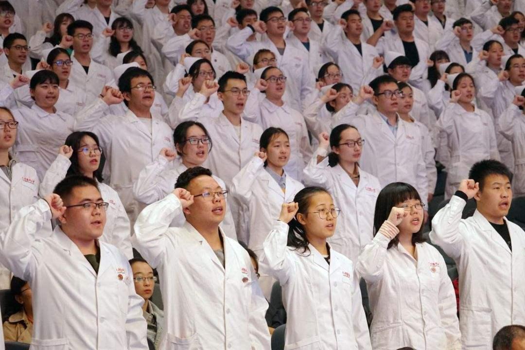 “就业太难了。”这是一位学生家长跟我聊天时，发自内心的一句感慨。
 
他家孩子学
