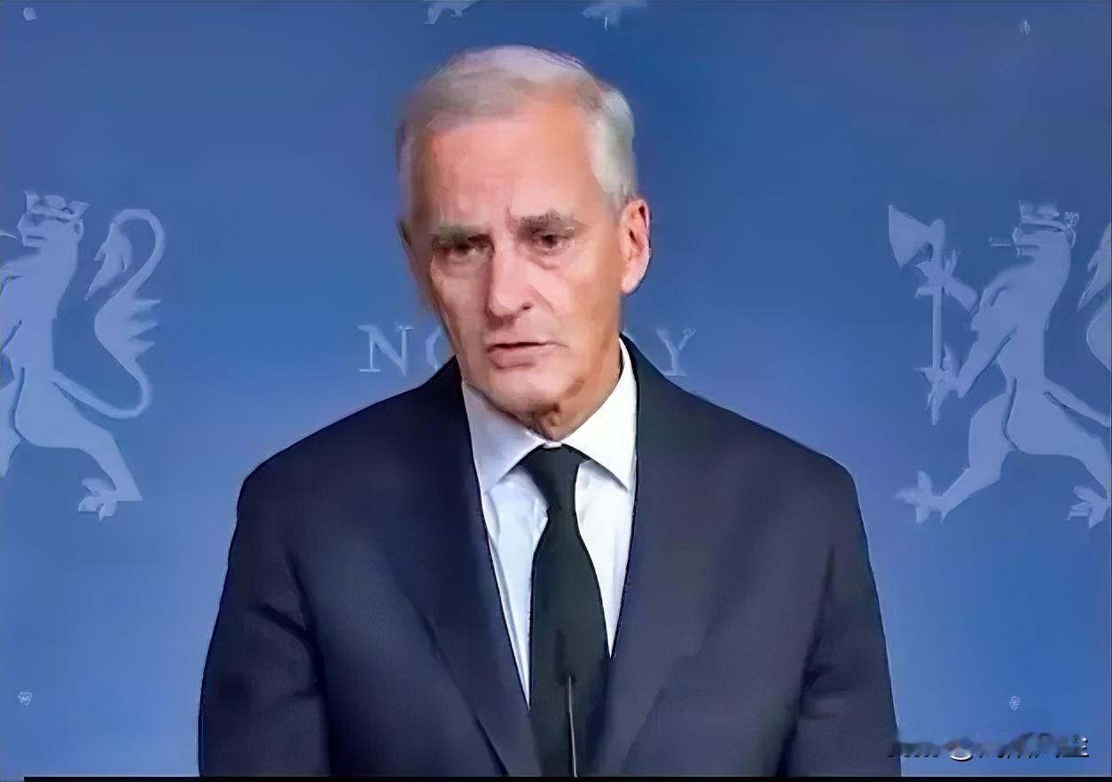 挪威首相约纳斯·加尔·斯特勒在新闻发布会上宣布，国王哈拉尔五世于当天上午7时许在