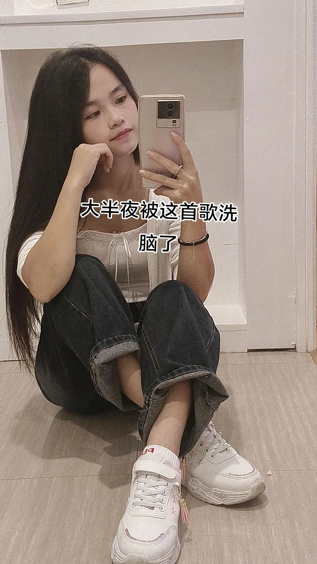 你总是披着坚强的外壳，习惯把笑容当成保护色，所以你从来不肯对谁说这一路...