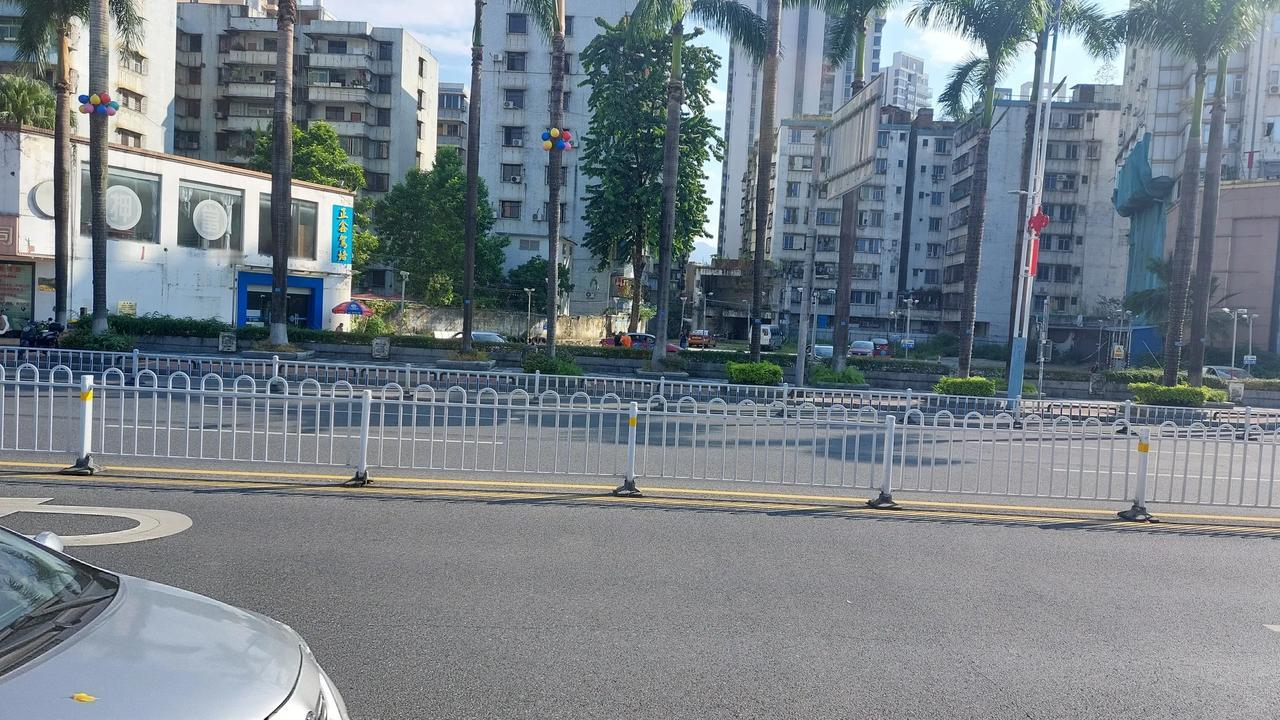 凯逸大酒店旁边的空地竟然成了某驾校的训练场，每天都有学员来练习驾驶技术。#新驾校