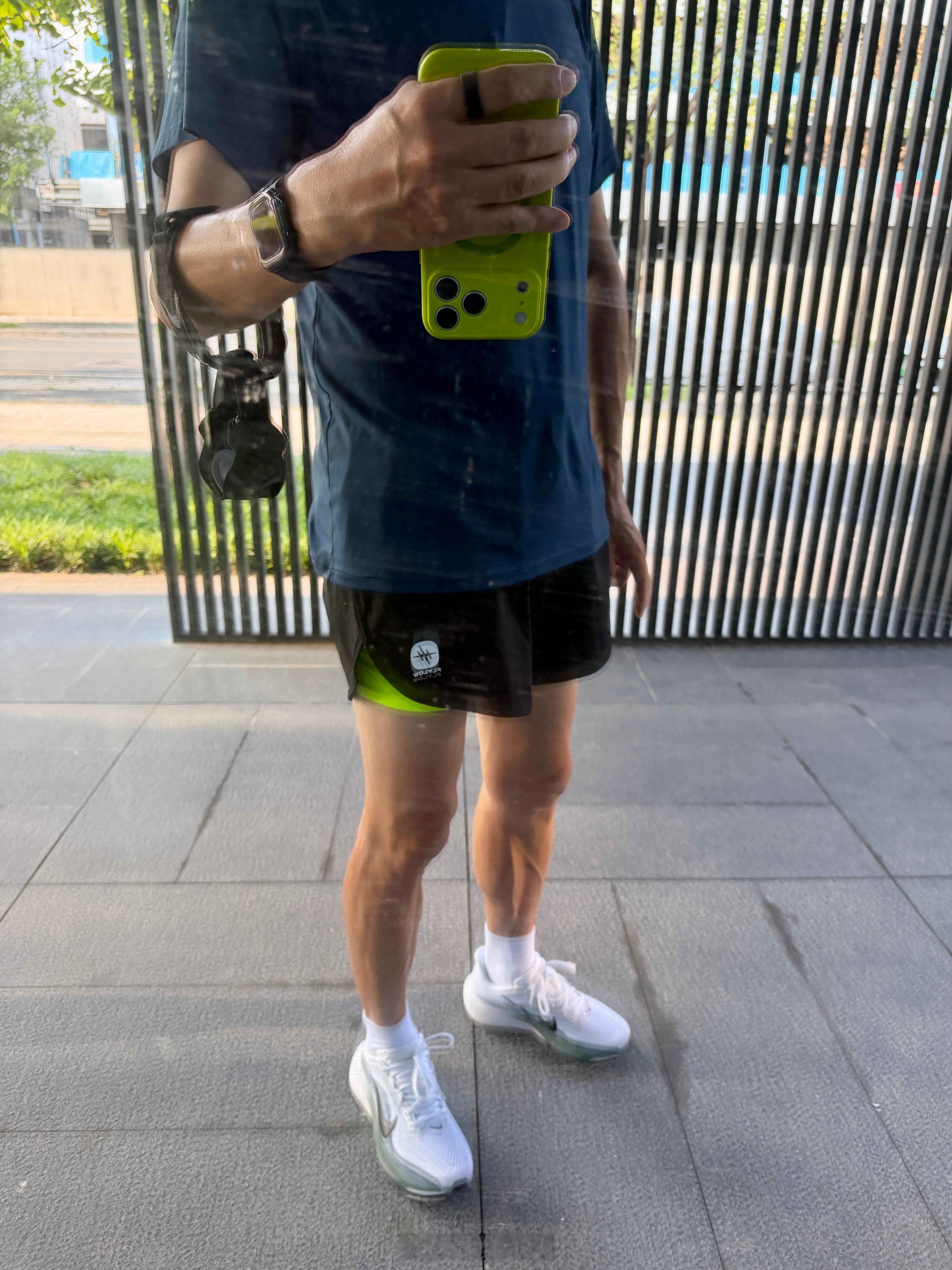 刷短视频的时候买了条便宜运动短裤，便宜果然没好货，后面的手机兜完全不贴身，像个普