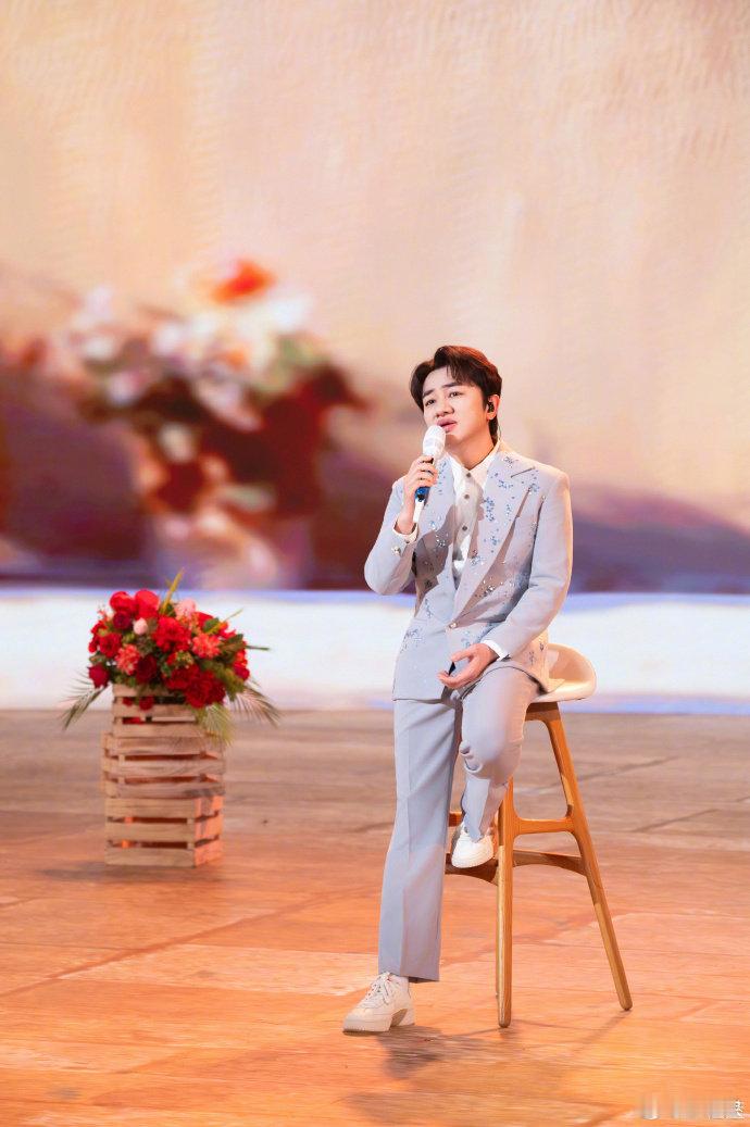 谁把王祖蓝电池拔了披荆斩棘王祖蓝好忙满电量营业的王祖蓝，忙前忙后全力烘托氛围，又