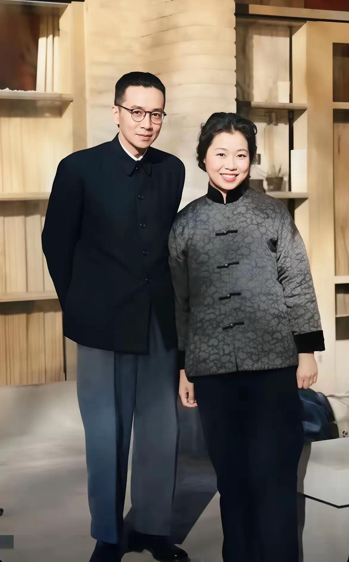 这是梁启超的儿子梁思成以及梁思成的第二任妻子林朱夫妻俩人的合影留念照。
梁思成的