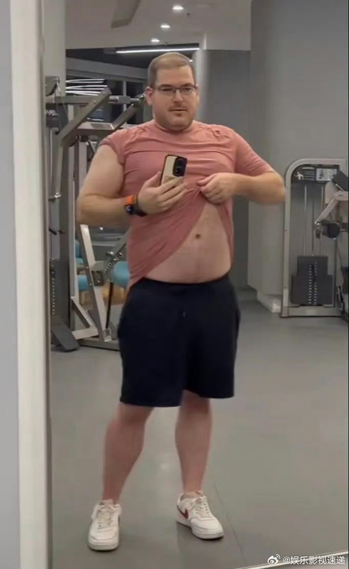 武大靖回应被大胖媳妇教滑冰周五晚高疯 周五刷到这个真的心情变好。大胖媳妇没认出来