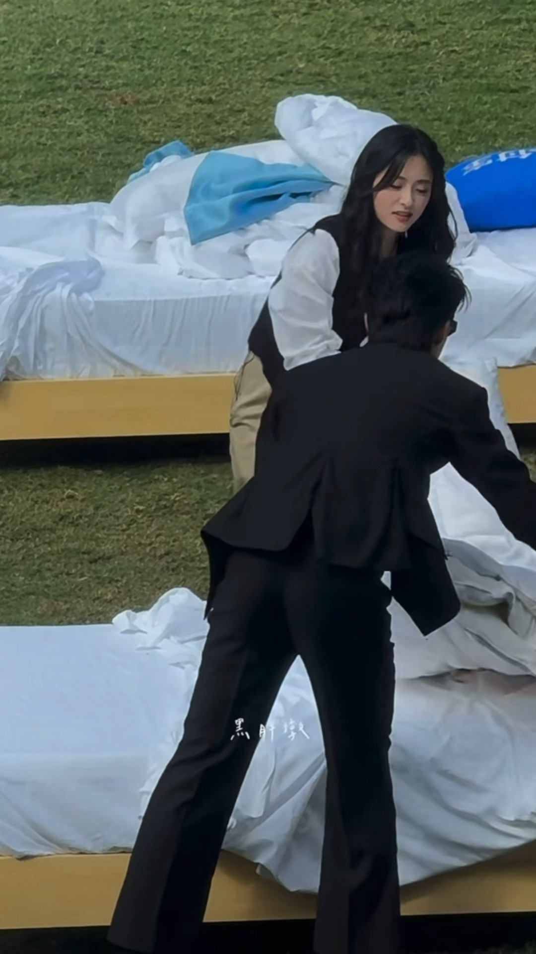 抓到一个王鹤棣沈月户外铺床王鹤棣沈月同框铺床