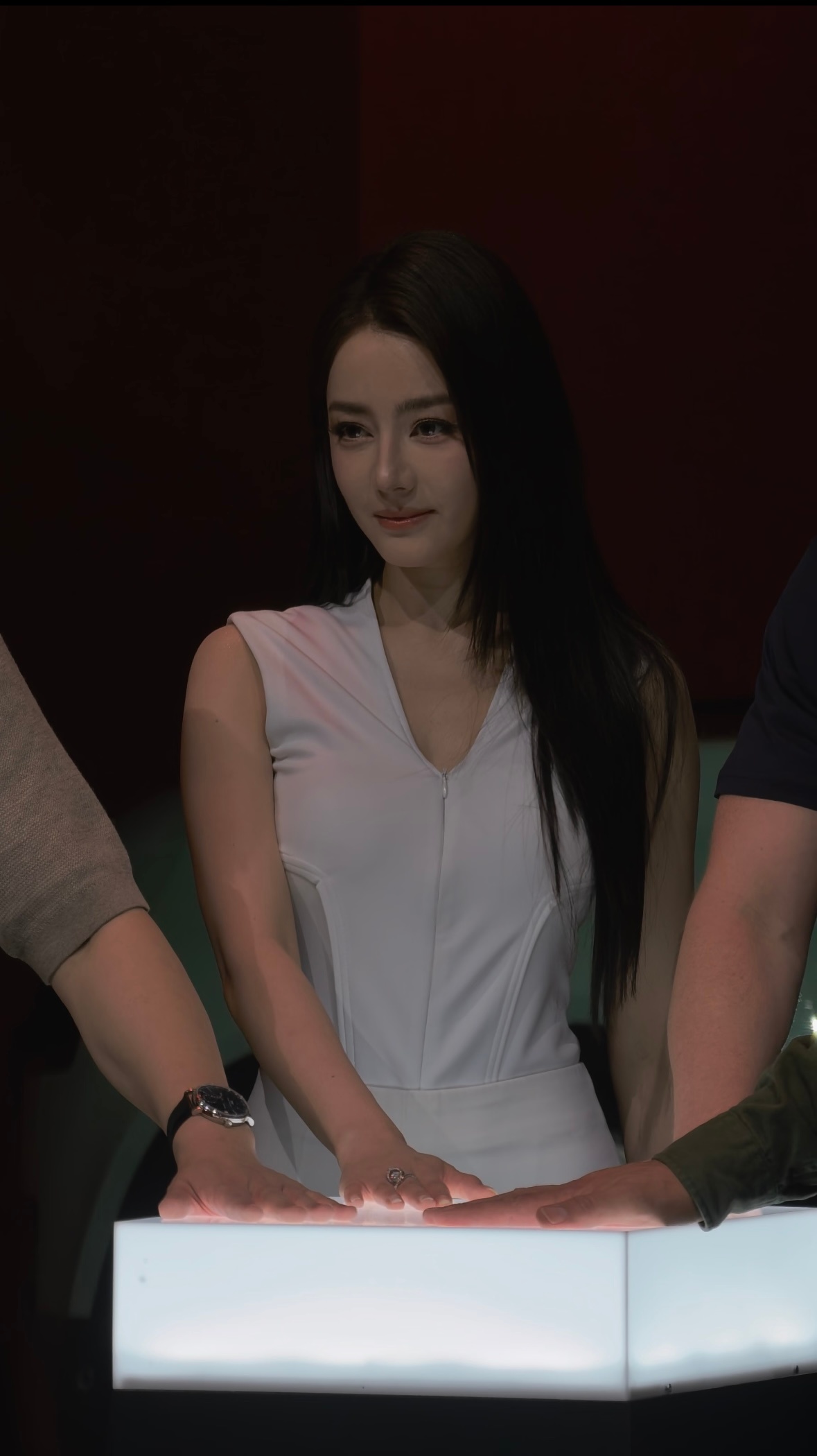 美人的肤质看上去都好像是半透明的。。。 