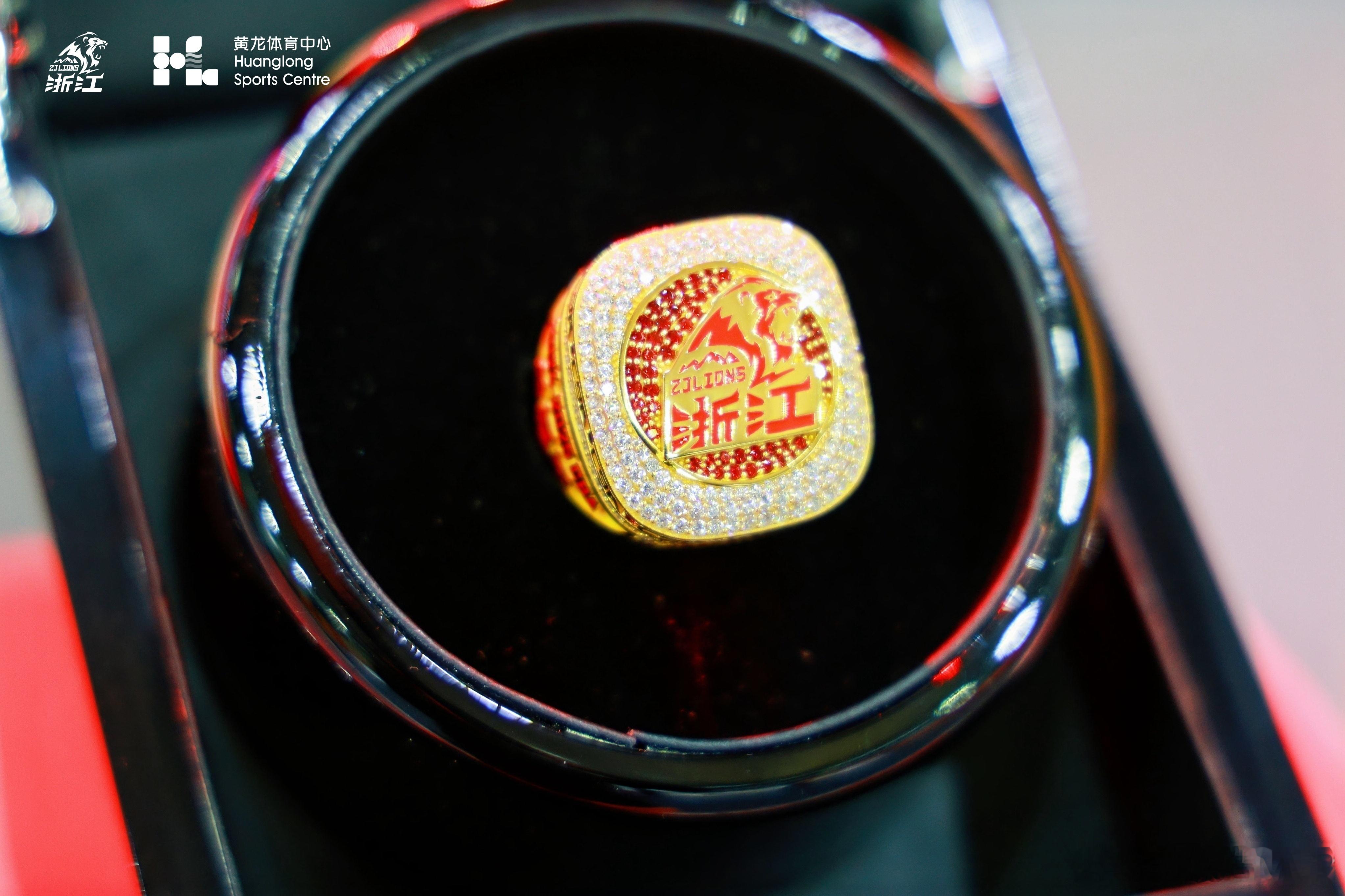 在浙江广厦篮球俱乐部2025-2026赛季出征仪式上，CBA总冠军戒指和牟作云冠