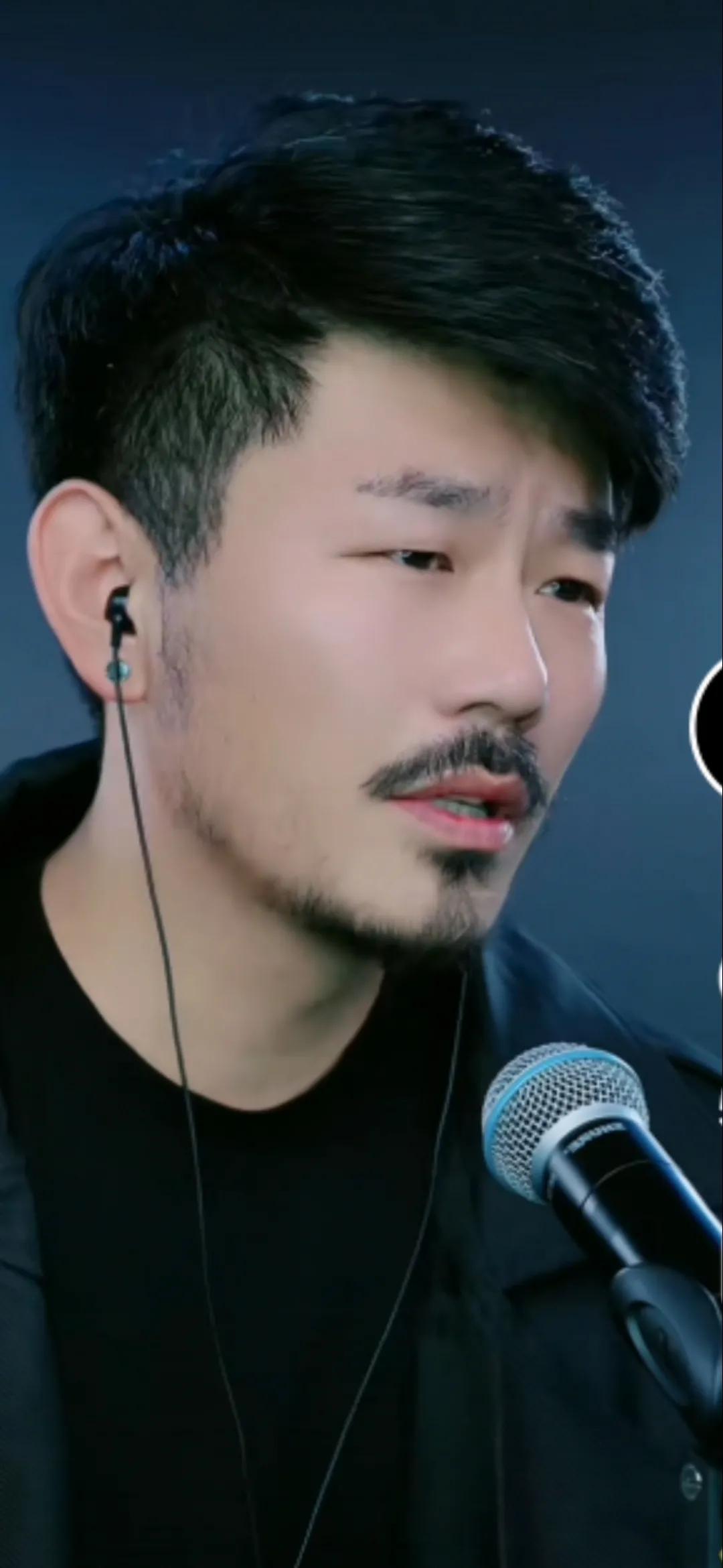 在那悠扬的旋律与深沉的和弦交织的乐章里，大欢老师以一颗赤子之心，深刻诠释了音乐的