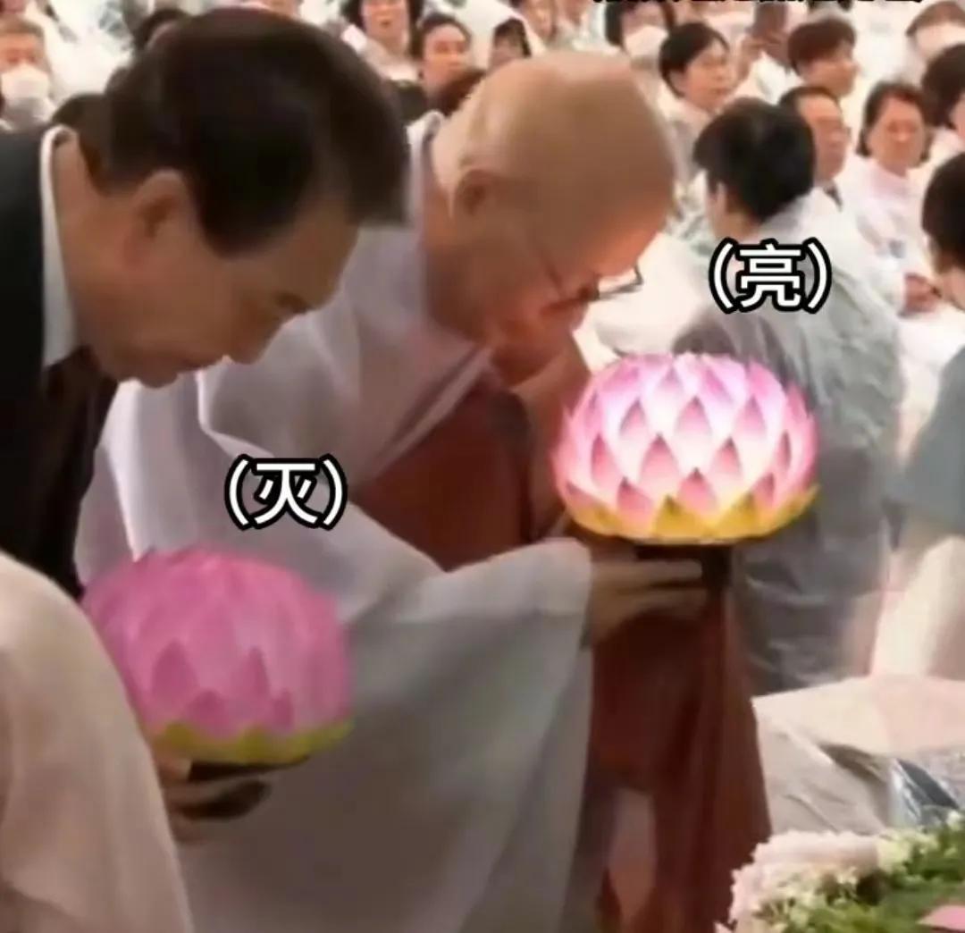 韩国总统供灯，一盏灯，两盏灯、灯灯不亮！
韩国总统出席佛诞法会。一拿灯就灭！这下