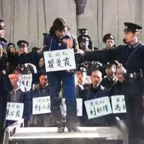 在 1983 年，25 岁的翟曼霞被冠以“女流氓”之名。她因交往 18 个男友而