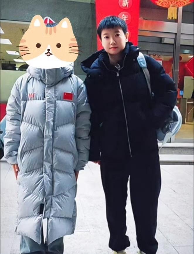 1.30 孙颖莎、王楚钦和球迷合影