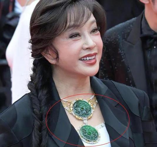 戛纳红毯刘晓庆戴大翡翠惊艳亮相

2025年第78届戛纳电影节红毯，74岁刘晓庆