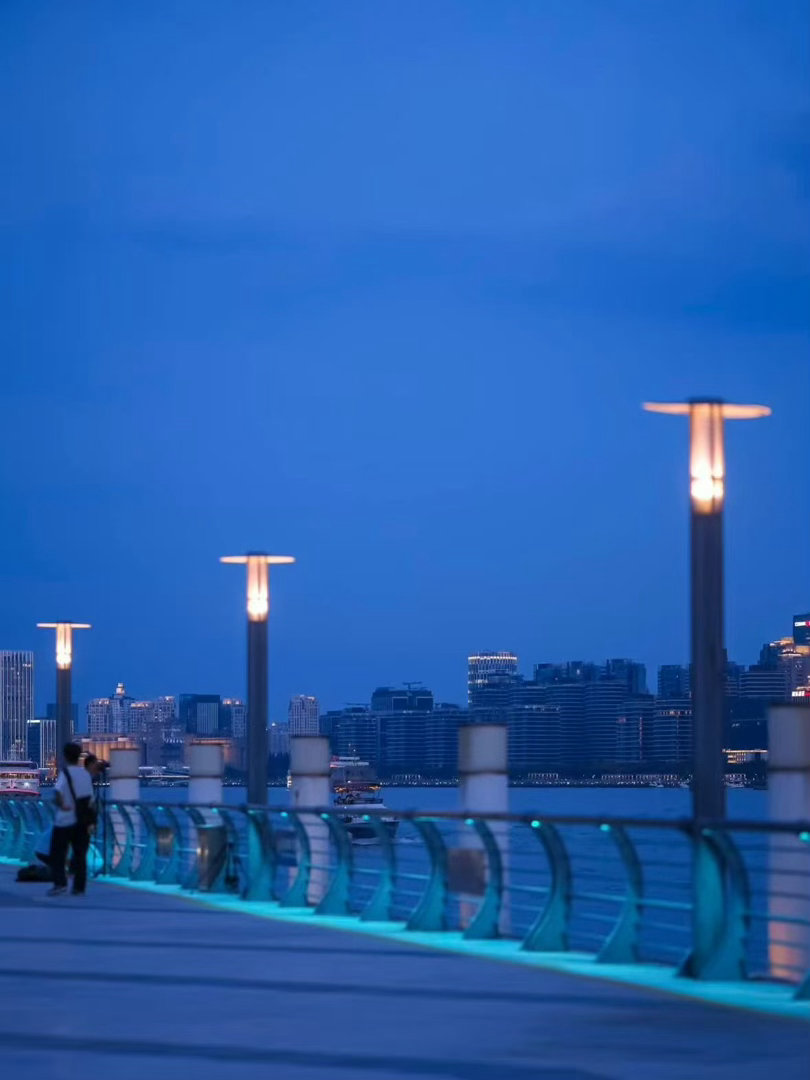 上海人七夕选花难题被AI解决了不止有鲜花浪漫，还有科技巧思！上海市民七夕利用AI
