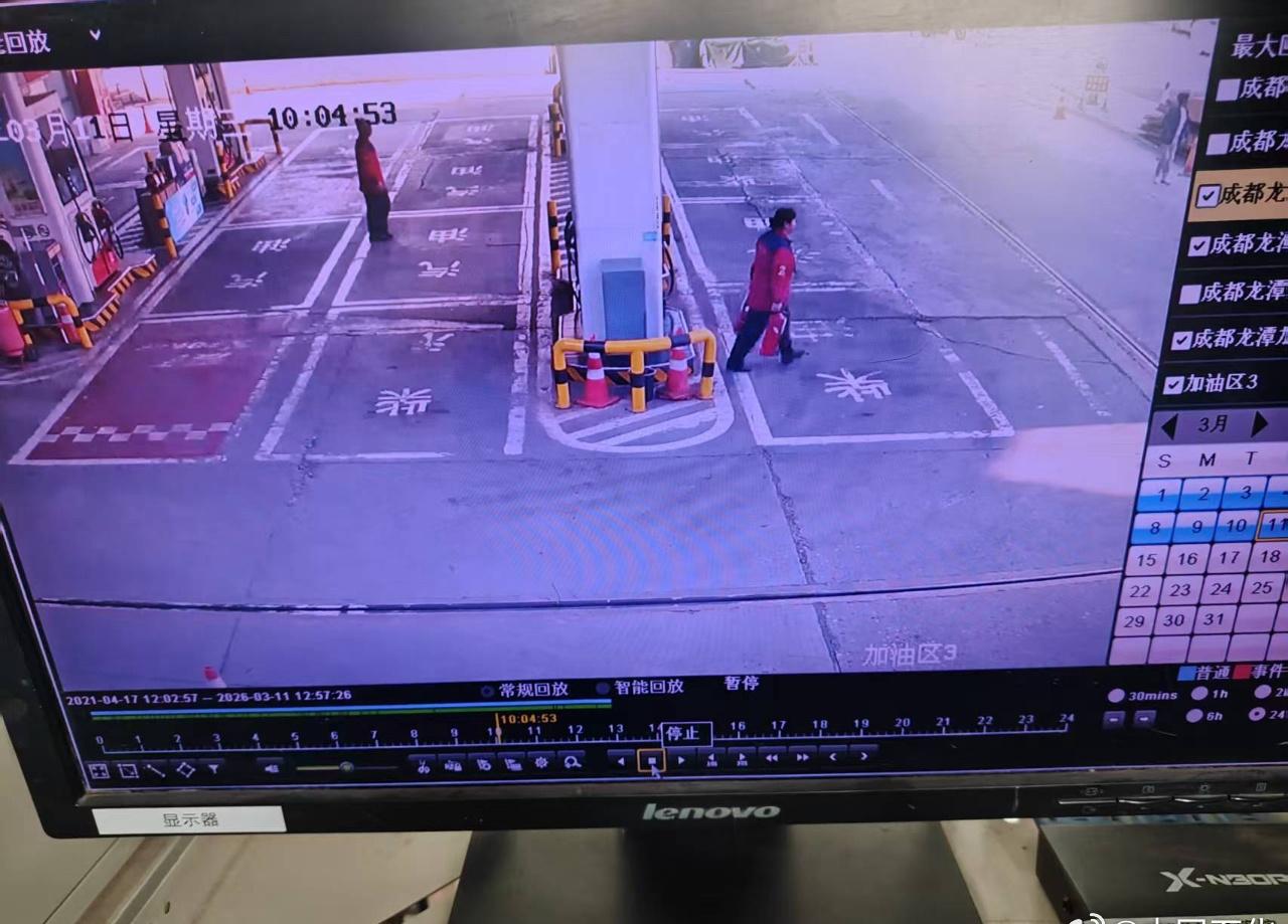 【工程车突发火情，石化员工拎起灭火器赶赴救援】3月11日中午，四川成都石油龙潭加