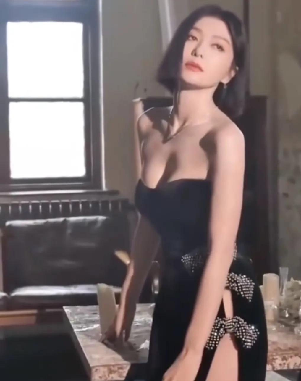 秦岚45岁女人味十足，妩媚比小花有味道。

秦岚早期知画印象深刻，后来在花儿与少