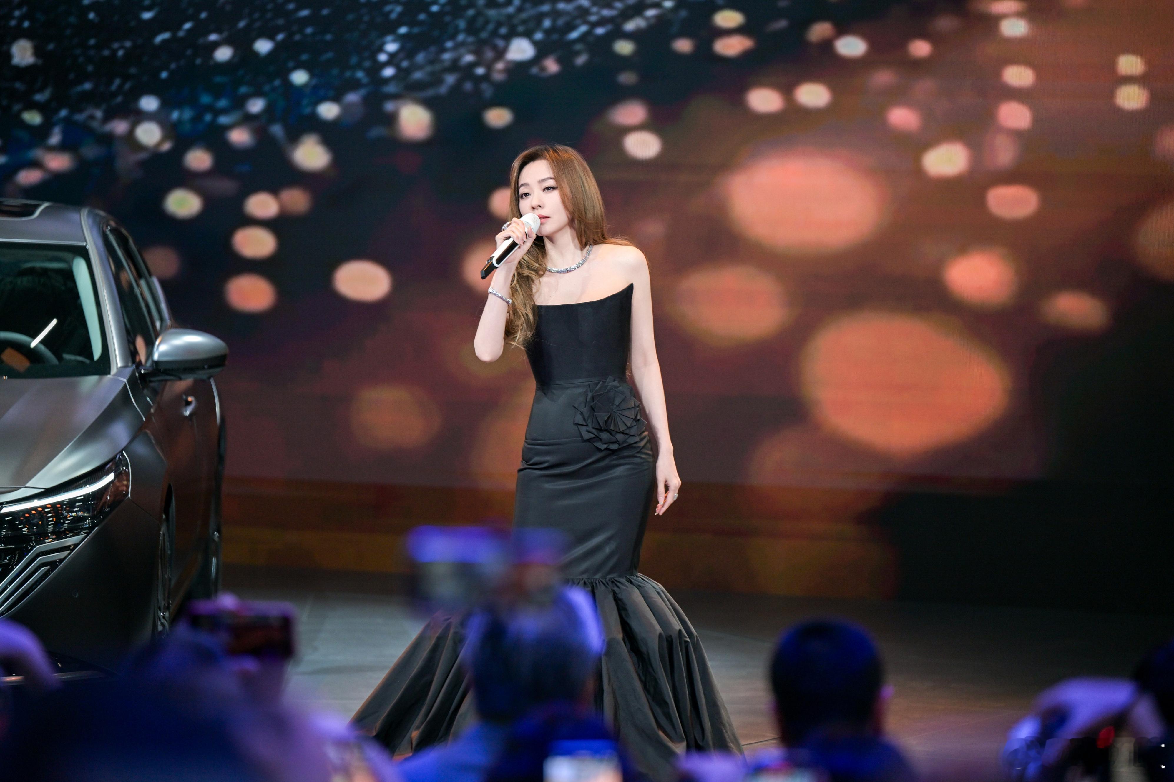 广州车展星光熠熠，这其中的星中之星当之无愧是歌坛天后张靓颖，出现在日产展台的她，