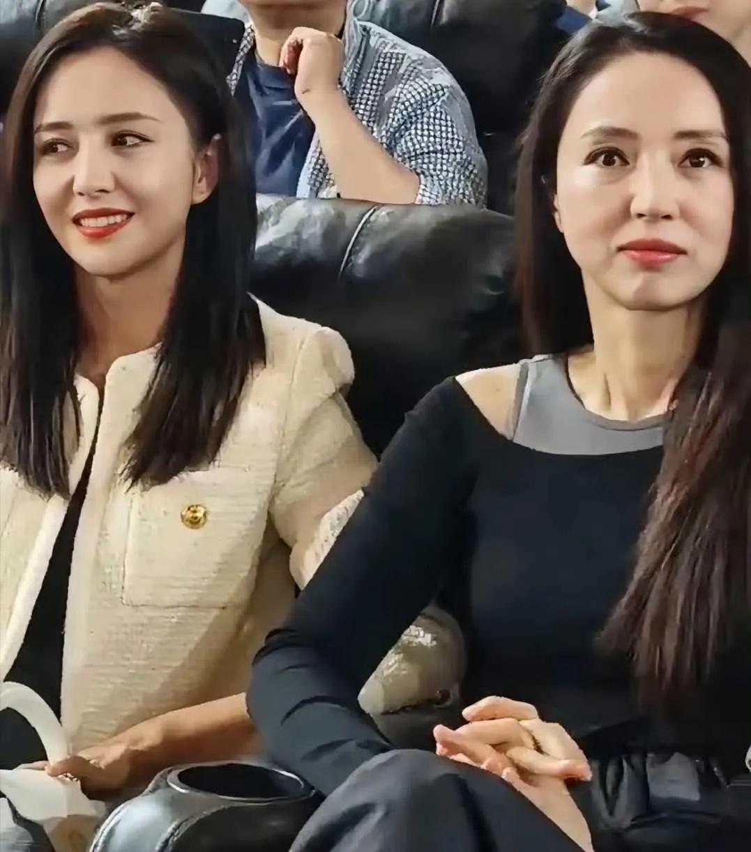 二位女神合影，明显佟丽娅年轻很多