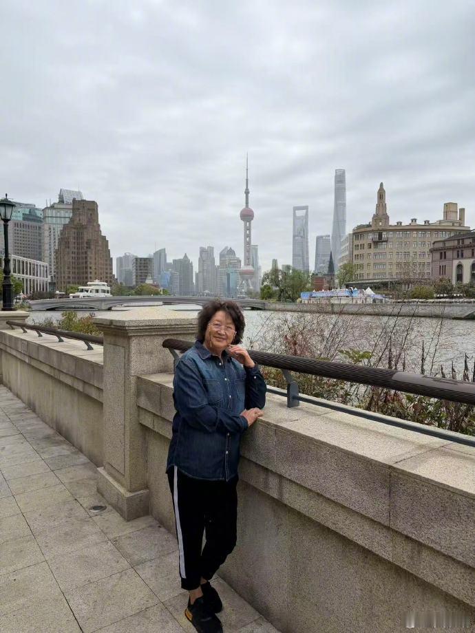 黄晓明带爸妈旅游也得拍游客照 不管是谁，陪父母旅游都少不了打卡游客照，真实又接地