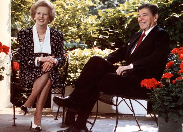 反差太大了！一张是英国前首相撒切尔夫人1987年访美，7月17与美国前总统里根在