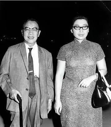 1956年，钱穆六十一岁了，办了第三次喜事。洞房里，看着眼前二十七岁的胡美琦，他