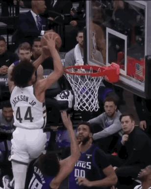NBA赛场镜头：雄鹿安德烈-杰克逊完成了一个下巴平框的惊天补扣，这简直了。
  