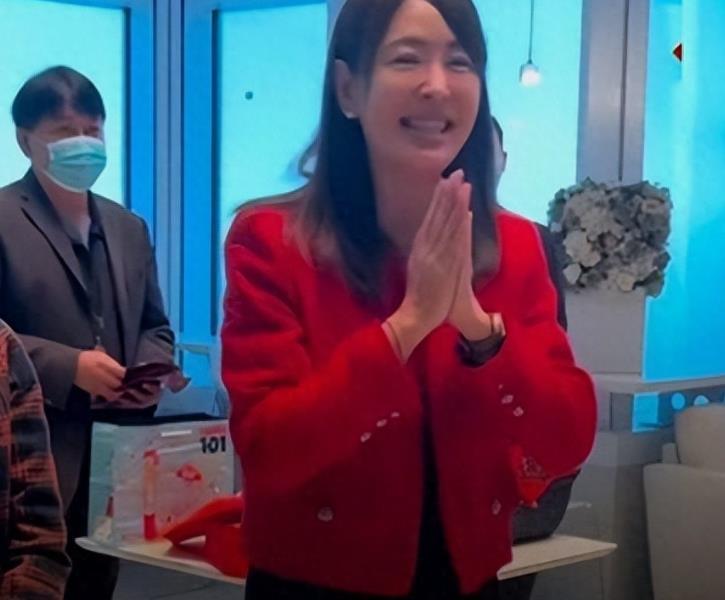 贾永婕回应大S刚过世穿红衣，称自己和大S不信这些。
 
不是信与不信是对逝去的人